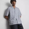 Camisas con cuello texturizado