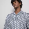 Camisas con cuello texturizado