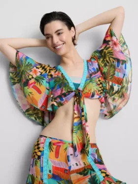 Camisas cortas con estampado tropical y cuello de lazo