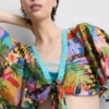 Camisas cortas con estampado tropical y cuello de lazo