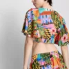 Camisas cortas con estampado tropical y cuello de lazo