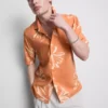Camisas de estilo resort con estampado floral abstracto