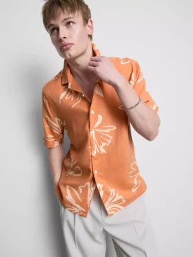 Camisas de estilo resort con estampado floral abstracto