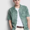 Camisas de manga corta con botones y bordado de hojas