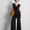 Camiseta ajustada con cuello en V y detalles metálicos