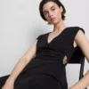 Camiseta ajustada con cuello en V y detalles metálicos