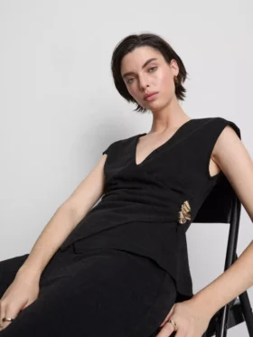 Camiseta ajustada con cuello en V y detalles metálicos
