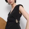 Camiseta ajustada con cuello en V y detalles metálicos