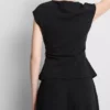 Camiseta ajustada con cuello en V y detalles metálicos
