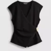 Camiseta ajustada con cuello en V y detalles metálicos