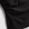Camiseta ajustada con cuello en V y detalles metálicos