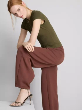 Camiseta ajustada con mangas casquillo