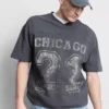 Camiseta con cuello en V y estampado de Chicago