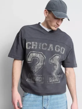 Camiseta con cuello en V y estampado de Chicago