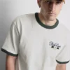 Camiseta con cuello redondo «Palm Courts»