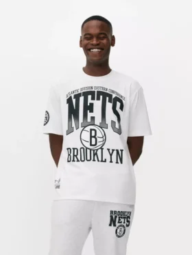 Camiseta con diseño gráfico de los Brooklyn Nets de la NBA