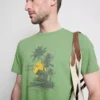 Camiseta con diseño gráfico de Shoreline Society