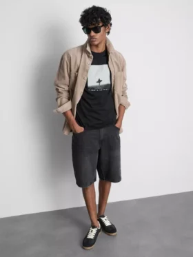 Camiseta con estampado gráfico de surfista