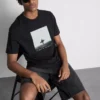 Camiseta con estampado gráfico de surfista