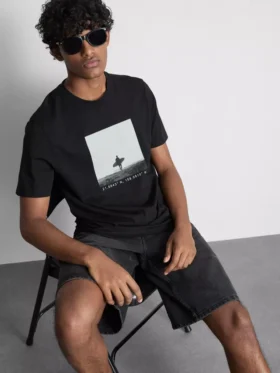 Camiseta con estampado gráfico de surfista