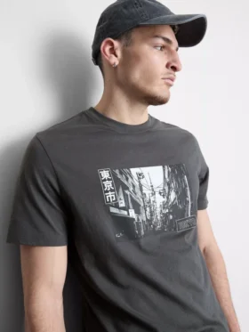 Camiseta con estampado urbano de Tokio