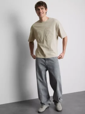 Camiseta con número bordado