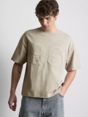 Camiseta con número bordado