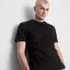 Camiseta de corte regular con mangas cortas y cuello redondo