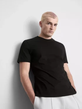 Camiseta de corte regular con mangas cortas y cuello redondo