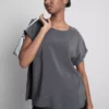 Camiseta de cuello redondo con mangas enrolladas
