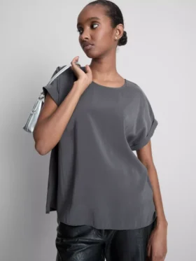 Camiseta de cuello redondo con mangas enrolladas