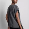 Camiseta de cuello redondo con mangas enrolladas
