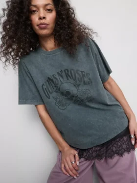 Camiseta de Guns N’ Roses con ribete de encaje