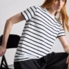Camiseta de manga corta a rayas con cuello redondo