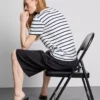 Camiseta de manga corta a rayas con cuello redondo