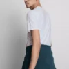 Camiseta de manga corta elástica de corte entallado en pantalones cortos