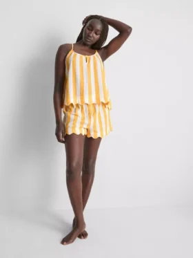 Camiseta de pijama a rayas con volantes «Love to Lounge»