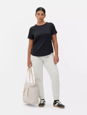 Camiseta deportiva con bajo curvo