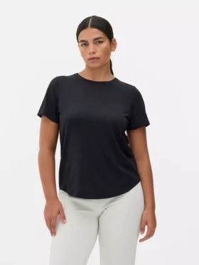 Camiseta deportiva con bajo curvo