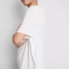 Camiseta deportiva con bajo curvo