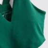 Camiseta deportiva corta con cuello en V