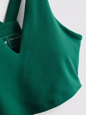 Camiseta deportiva corta con cuello en V