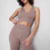 Camiseta deportiva corta con cuello en V