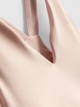 Camiseta deportiva corta con cuello en V