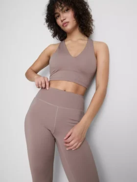 Camiseta deportiva corta con cuello en V