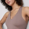 Camiseta deportiva corta con cuello en V