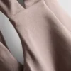 Camiseta deportiva corta con cuello en V