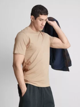 Camiseta elástica de corte entallado