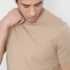 Camiseta elástica de corte entallado