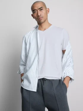 Camiseta elástica de corte entallado con cuello en V